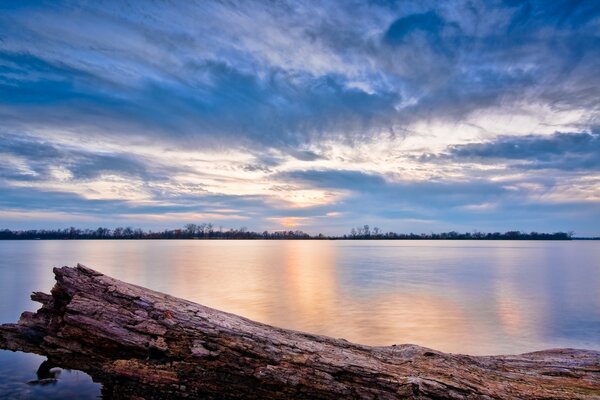 Schöner Sonnenuntergang über einem See in Illinois