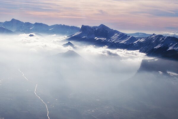 Montañas invierno nubes río