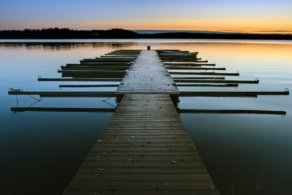 Holzsteg am glatten See