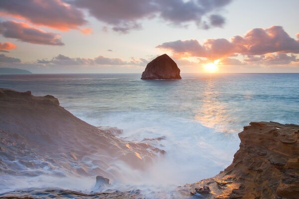 Playa olas sol rocas