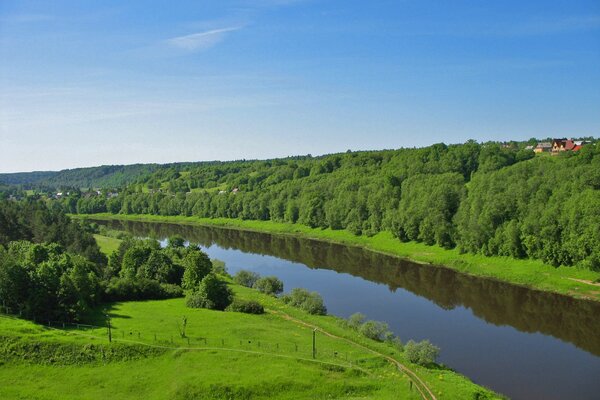 Ruhiger Fluss mit grünen Ufern