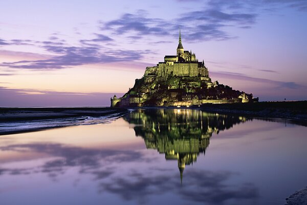 Reflejo del castillo en el cielo y en el agua