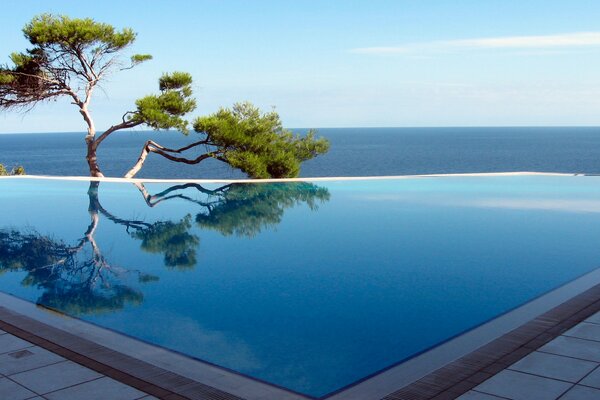 Piscina con agua limpia en el fondo del mar infinito