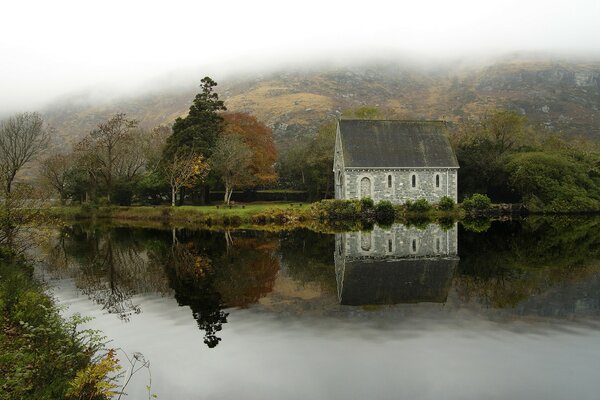 Reise nach Irland Haus am Fluss