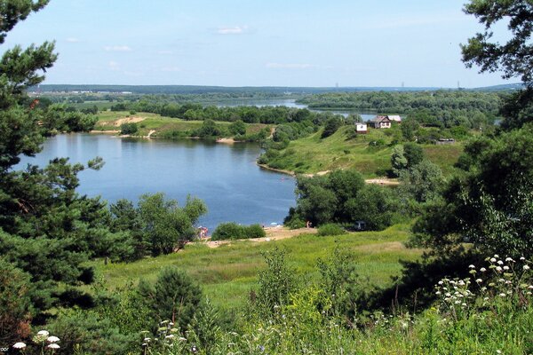 Natura. Brzeg rzeki ze wzgórza