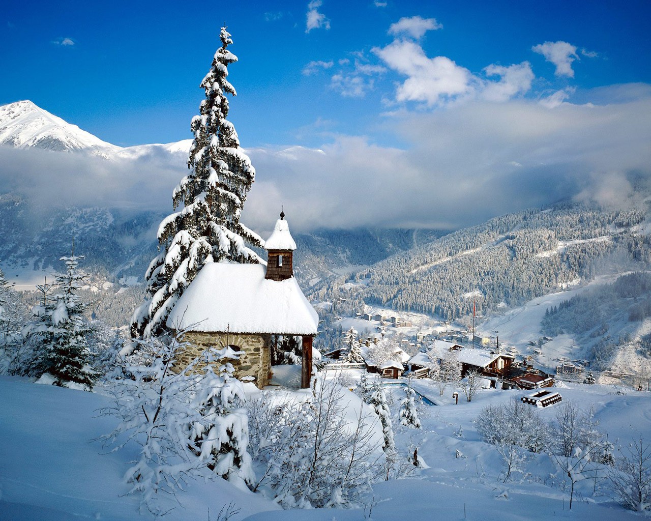 inverno neve montagne casa albero di natale