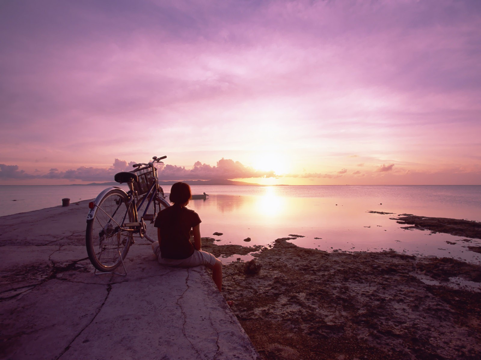 coucher de soleil mer ciel vélo fille