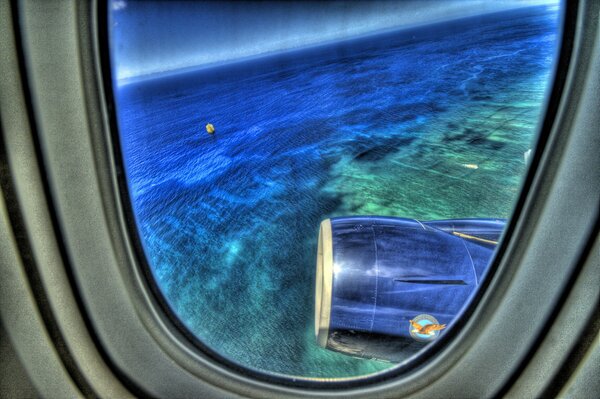 Blick auf das Meer aus dem Flugzeug. Schönheit aus Aluminium