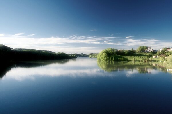 Superficie del lago con riflesso del cielo