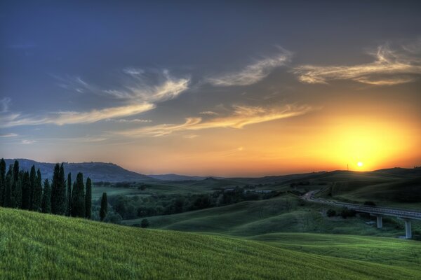 Italienischer Sonnenuntergang mit unglaublicher Landschaft