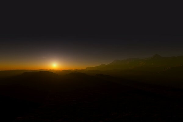 El sol se aleja del horizonte. Desierto oscuro