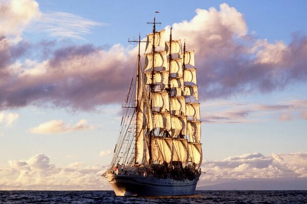 Navire avec des voiles levées dans la mer