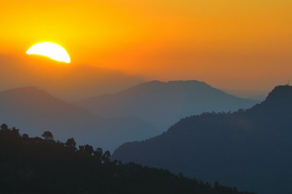 El sol sale por la mañana en las montañas