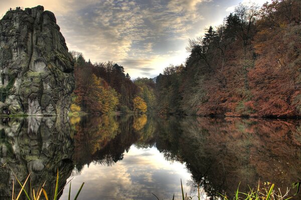 The quiet surface of the lake in the autumn forest