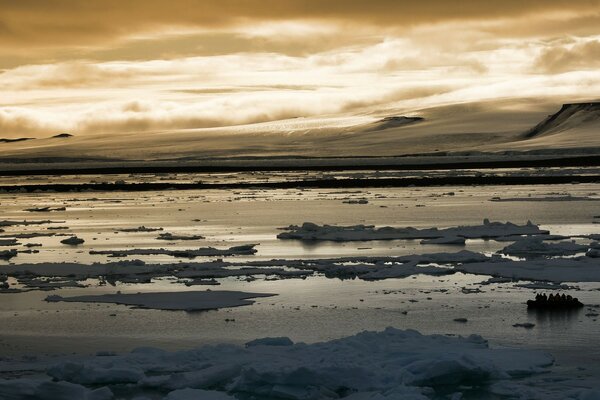 El hielo se derrite en el río. Cielo amarillo