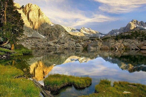 Hermosa naturaleza junto al lago en las montañas