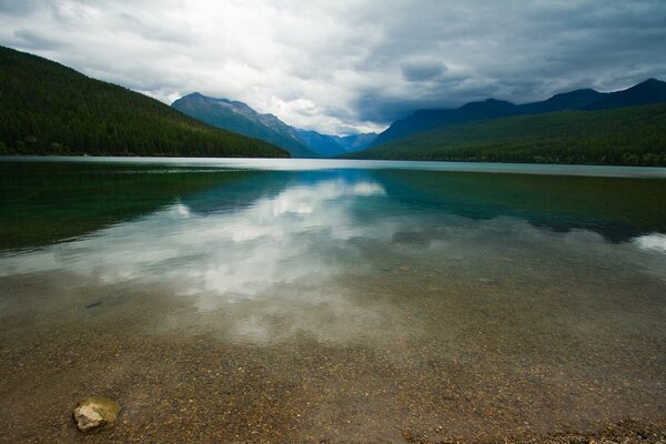 En las montañas, un lago de agua