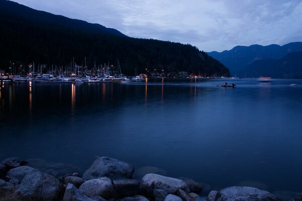 Liegeplatz bei der Stadt Evening Lights Yacht