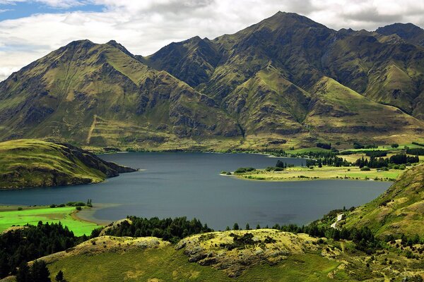 Mountains and lake in New Zealand