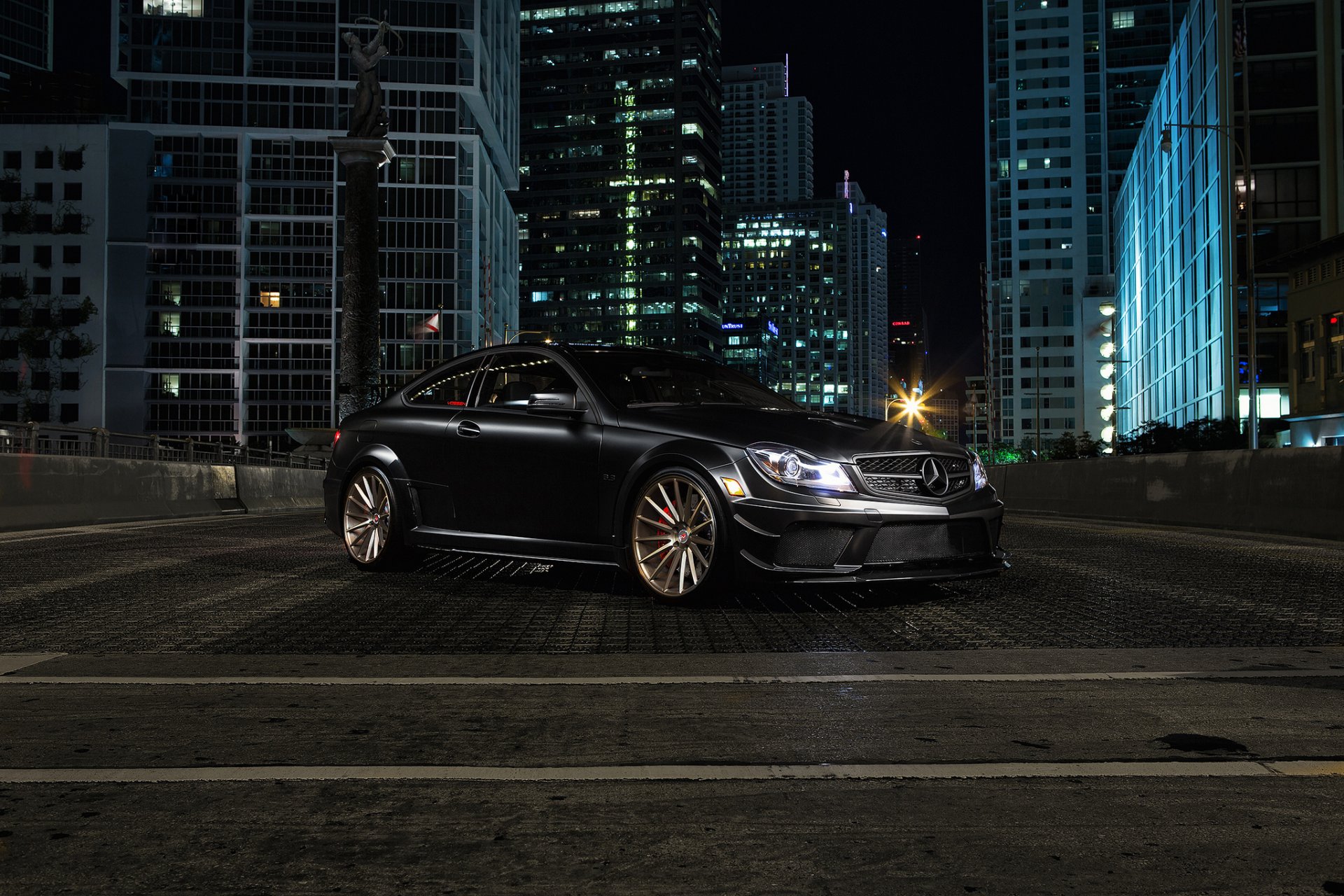 mercedes-benz c-klasse c63 amg negro frente ciudad edificios