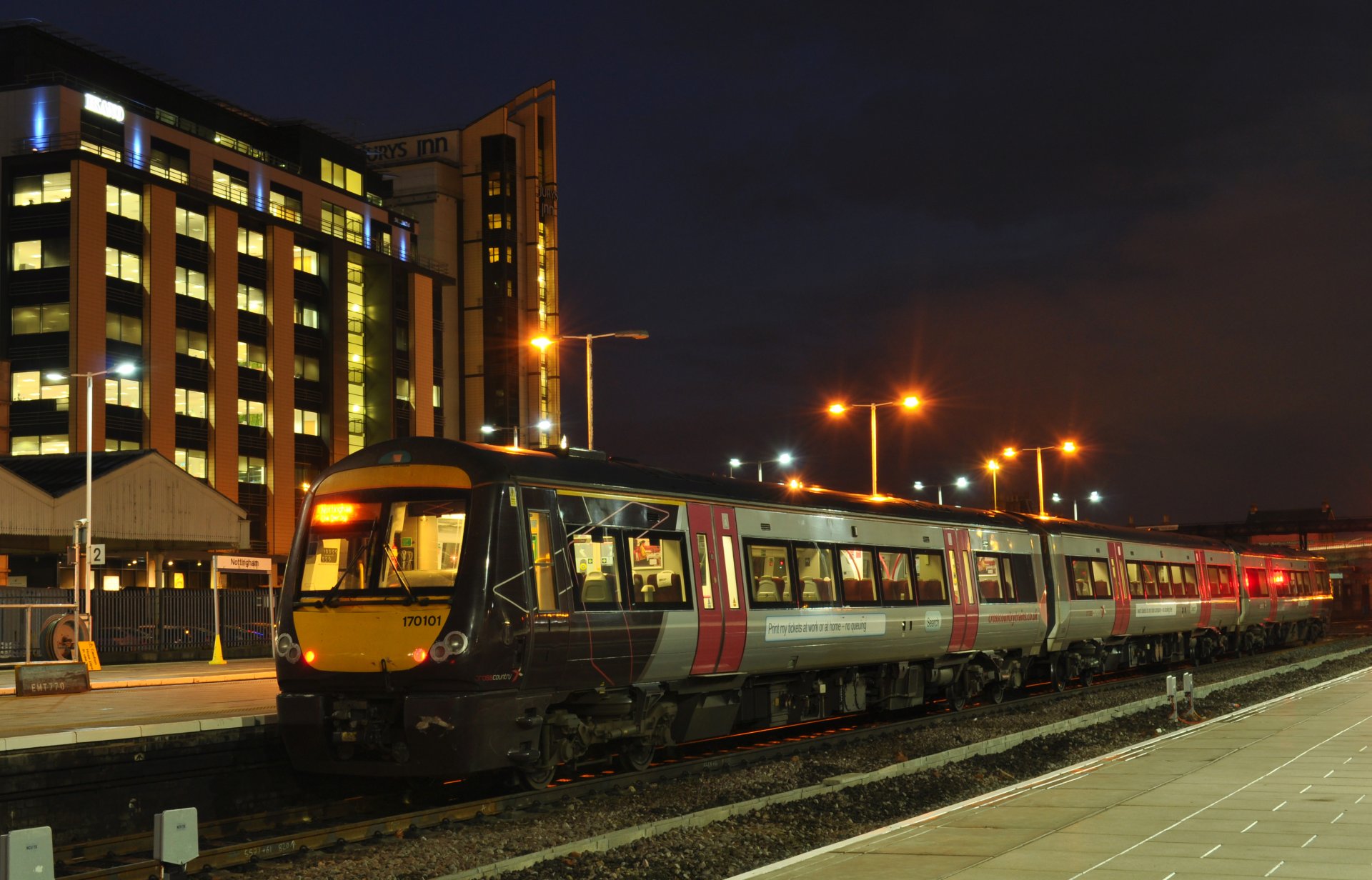 noche luces ferrocarril estación tren de pasajeros plataforma