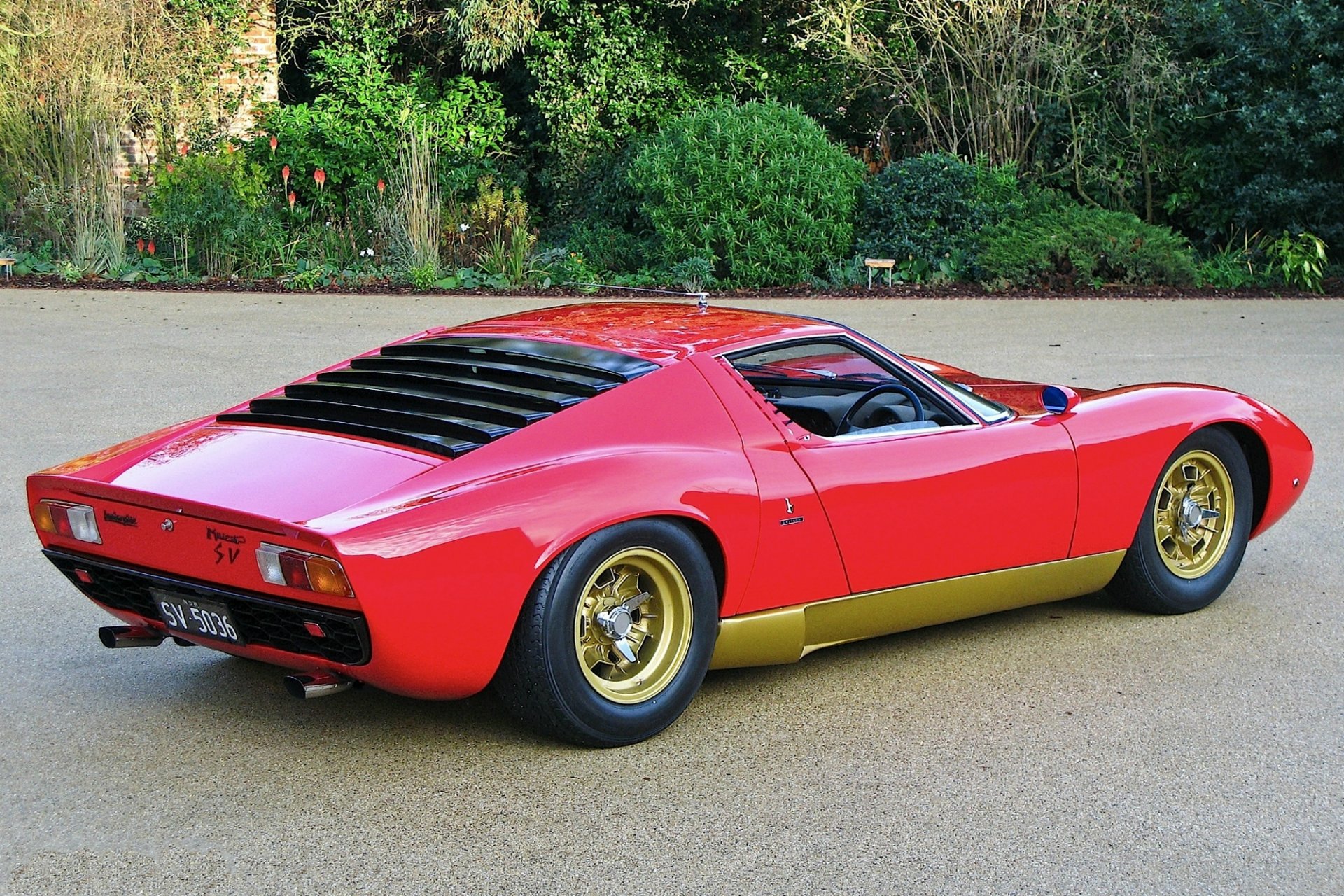 lamborghini miura sv 1972 rosso lamborghini miura sv rosso vista posteriore alberi