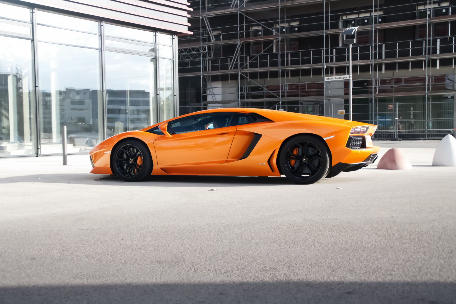 lamborghini aventador lp700-4 оранжевый ламборгини авентадор вид сбоку здание окна отражение