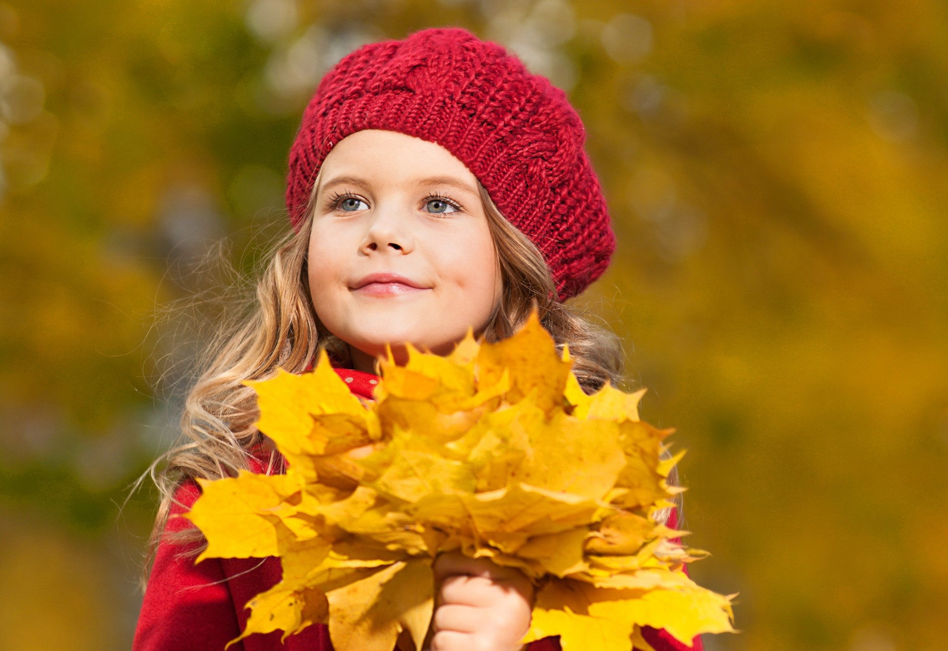 heet blonde girl views autumn gray eyes take