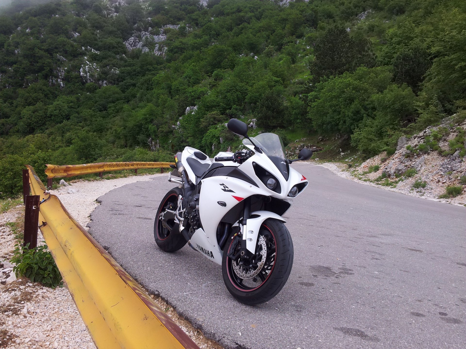 yamaha yzf-r1 white bicycle yamaha motorcycle road bump tree