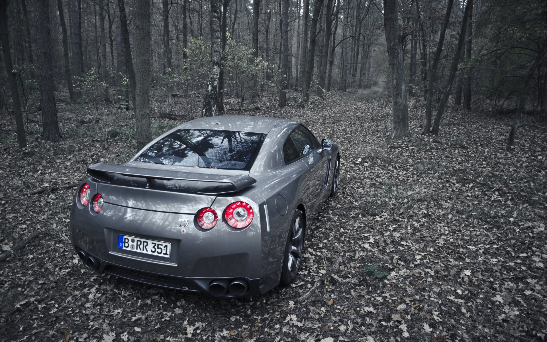 nissan gt-r gris follaje otoño árboles