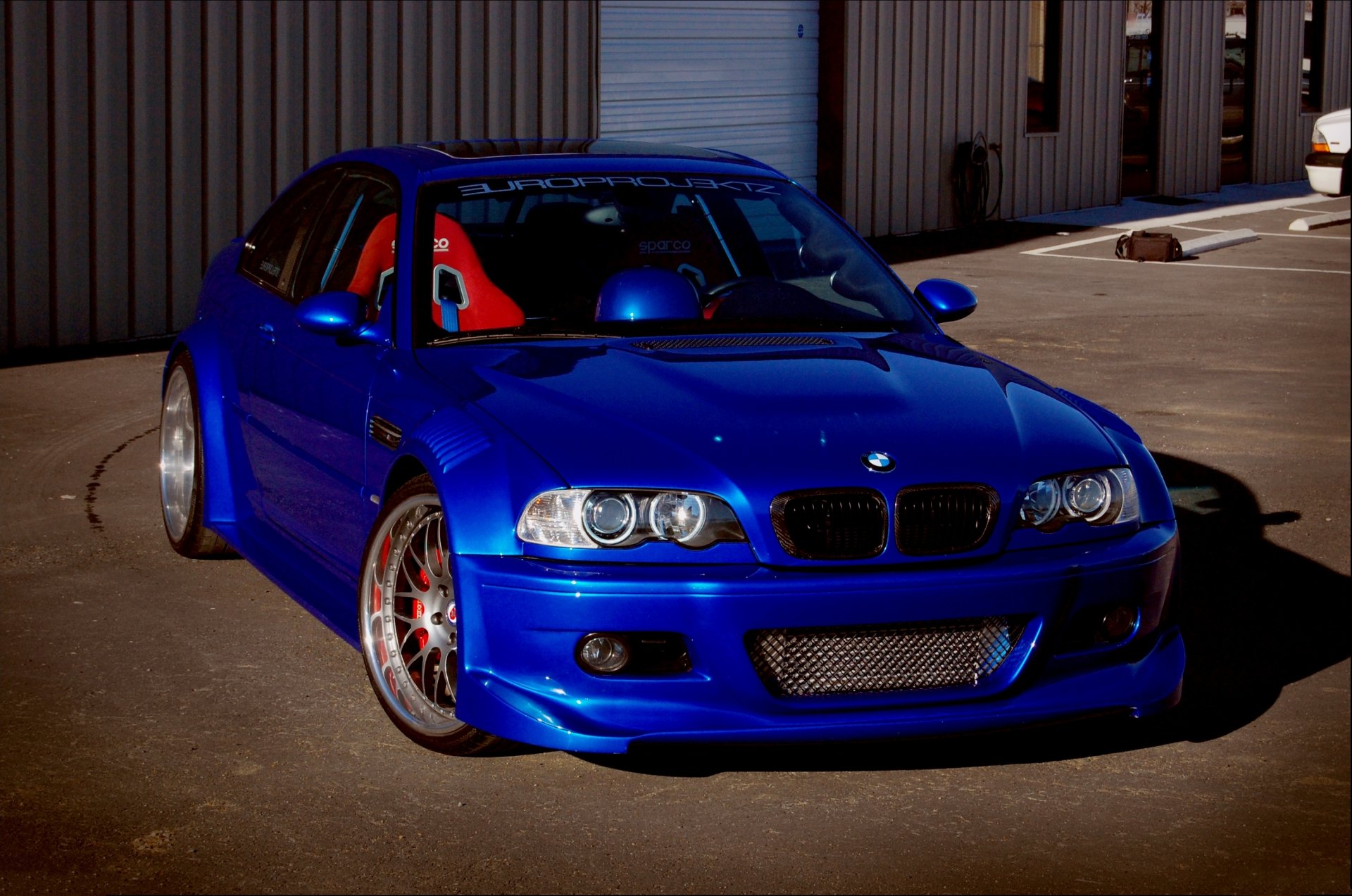 bmw m3 e46 blu messa a punto bmw coupé tetto apribile vista frontale costruzione rolets ombra