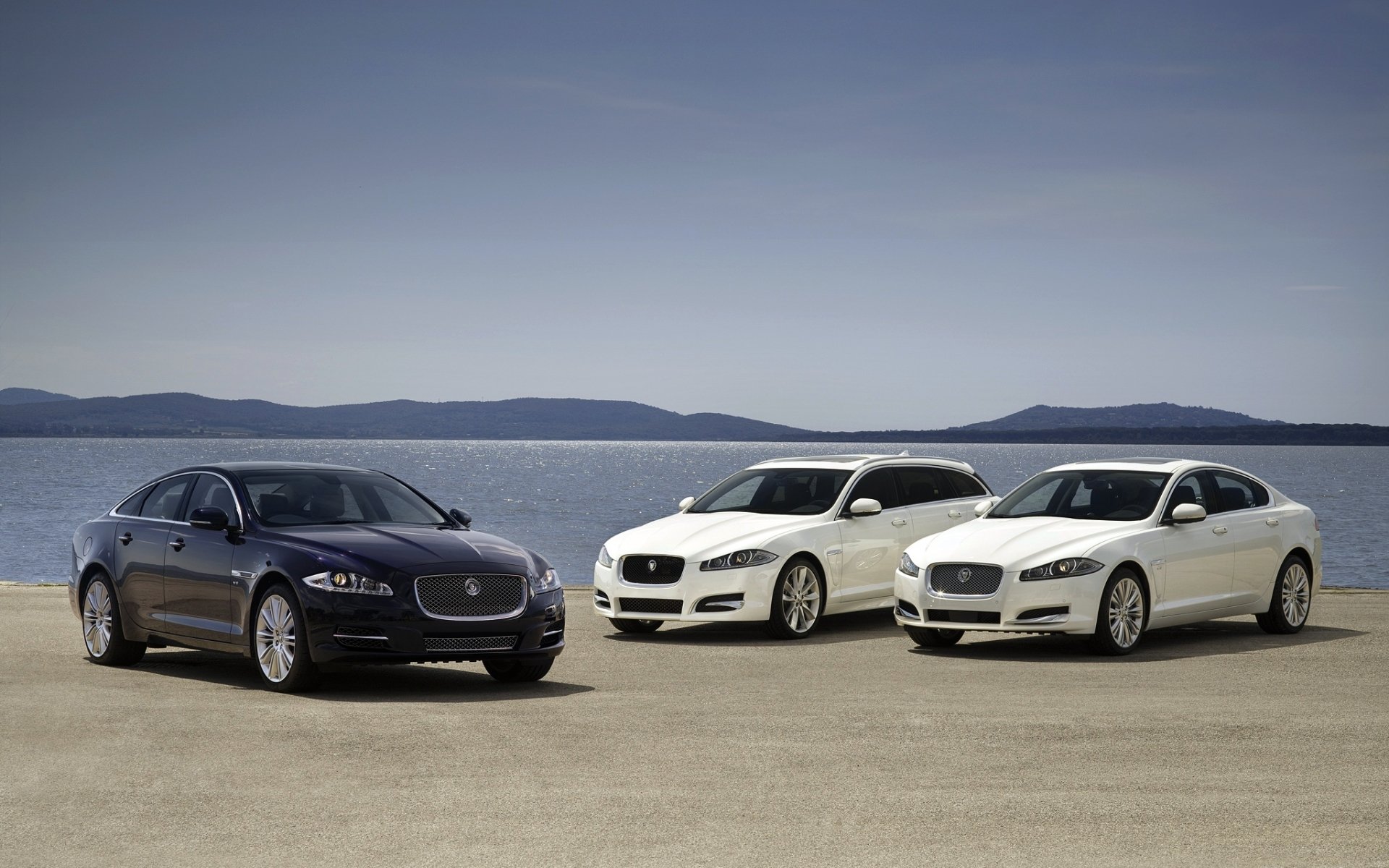 jaguar xj xf jaguar xj xef sedán vagón azul blanco frente agua horizonte cielo