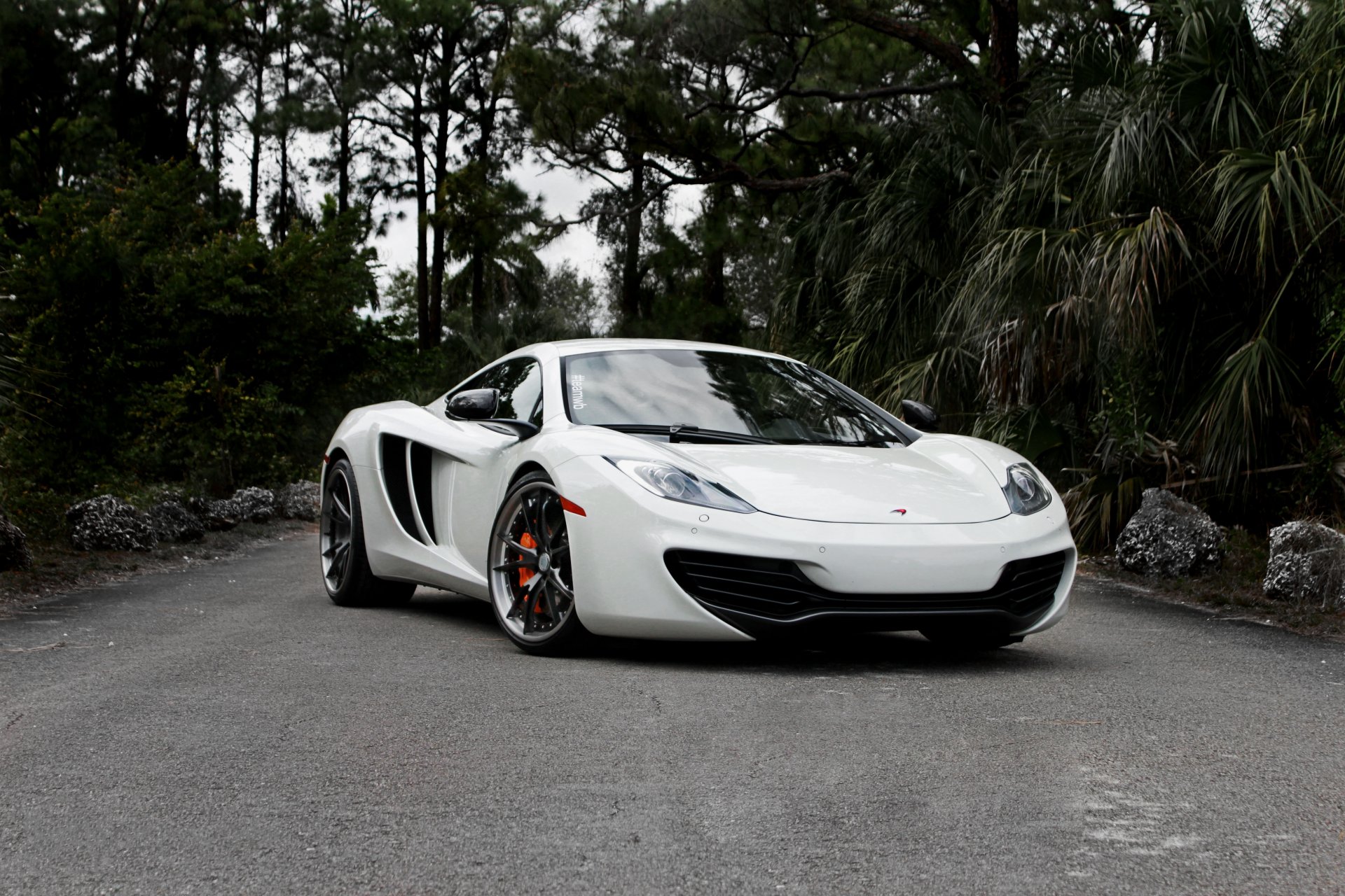 mclaren mp4-12c weiß mclaren front straße bäume himmel