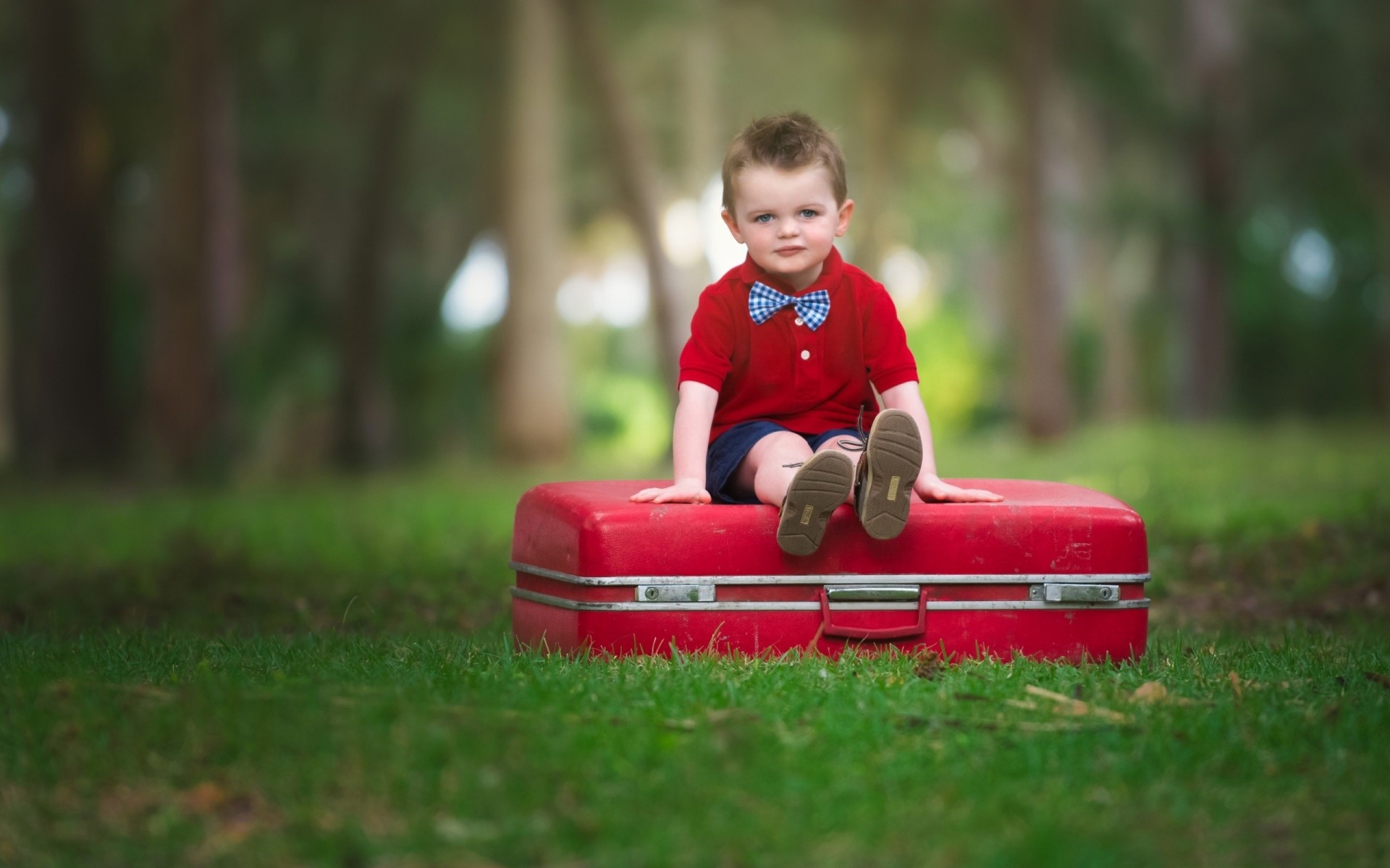 garçon assis valise regard humeur enfant