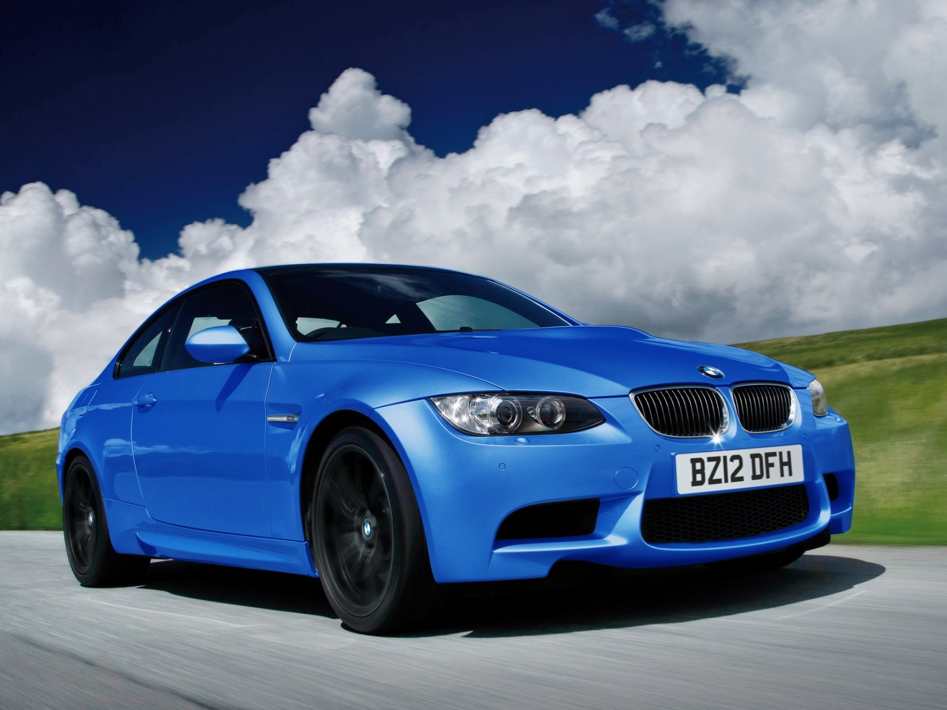 bmw m3 coupé édition limitée bleu en mouvement nuages