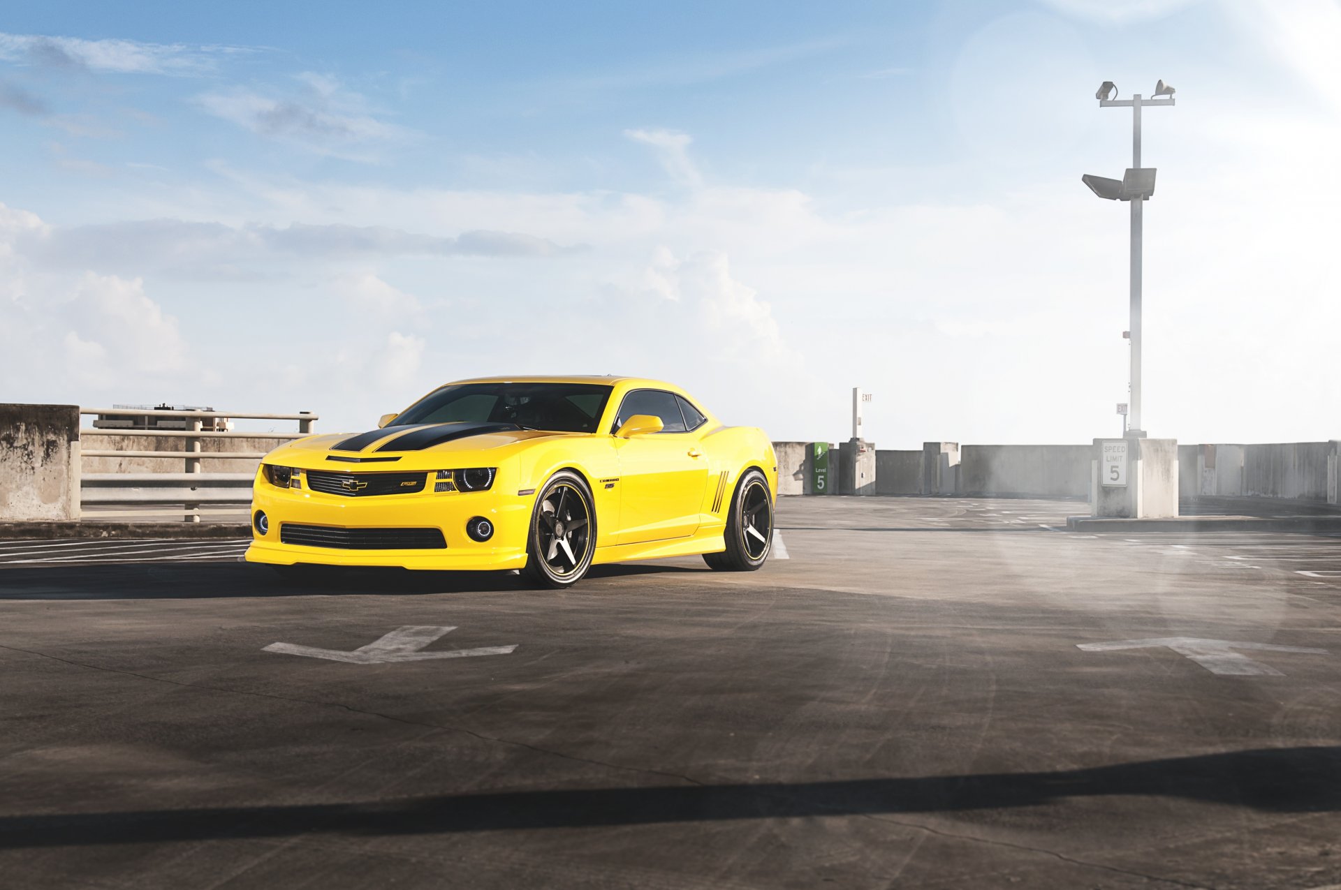 chevrolet camaro rs żółty chevrolet camaro rs widok z przodu przyciemniany niebo chmury