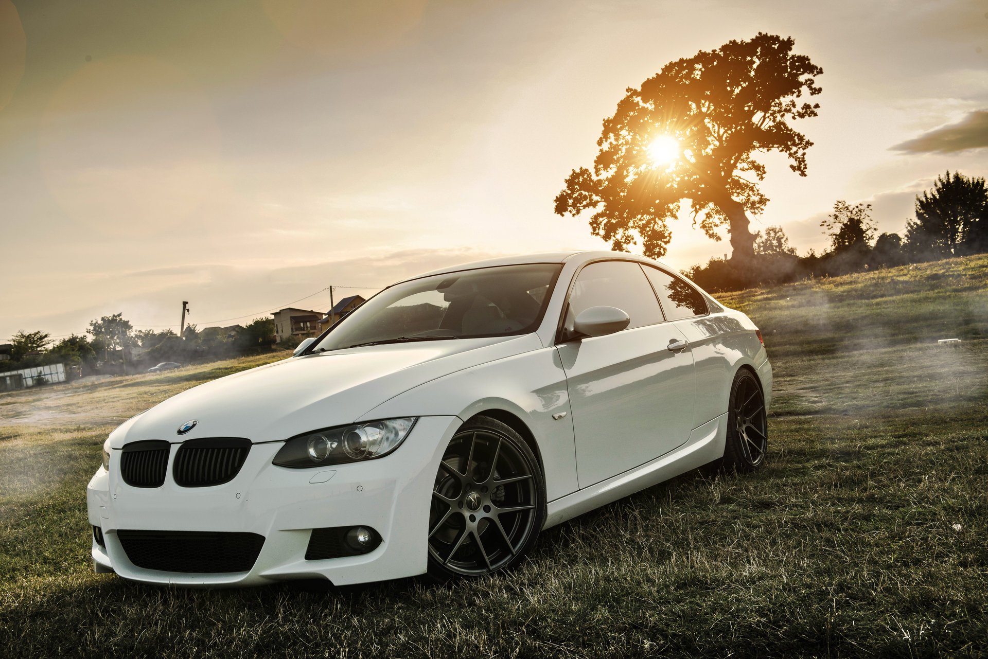 bmw e92 coupé profonde concave bmw e92 tuning blanc jantes champ herbe