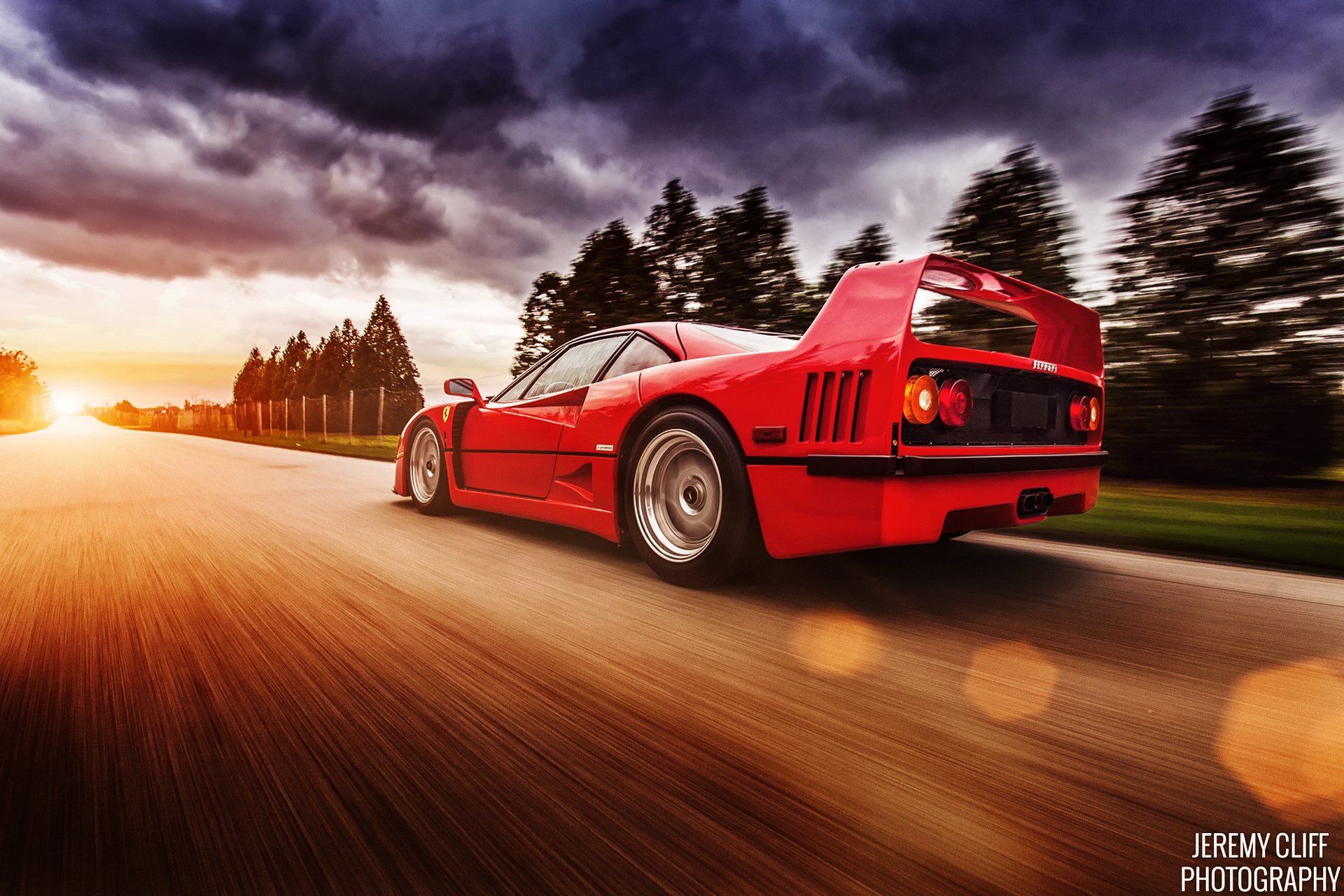 ferrari f40 rouge vitesse route nuages lumière éblouissement