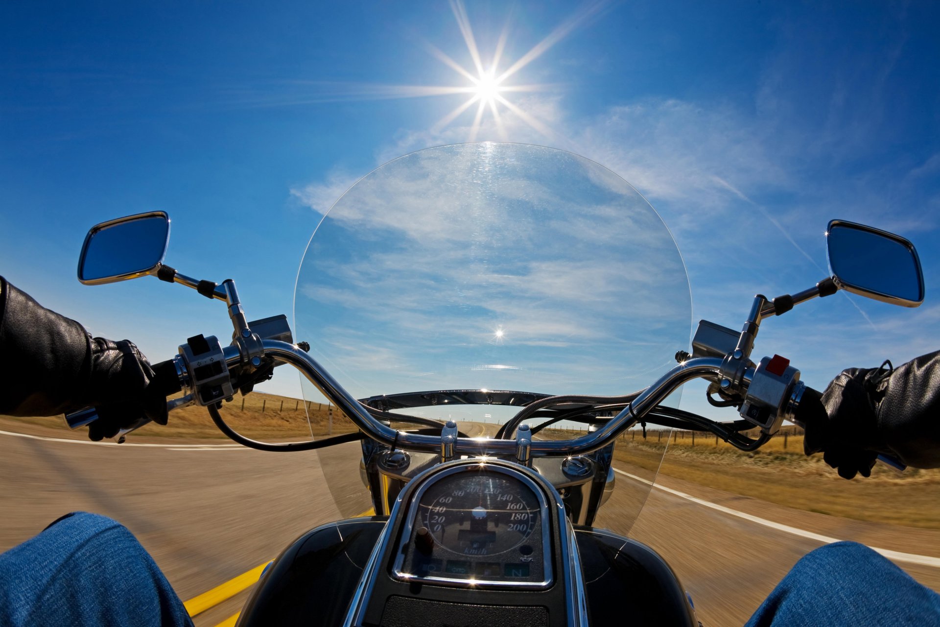 moto moto pov bicicletta motociclista a tutto gas strada natura sole traffico velocità sensazione di velocità sfondi