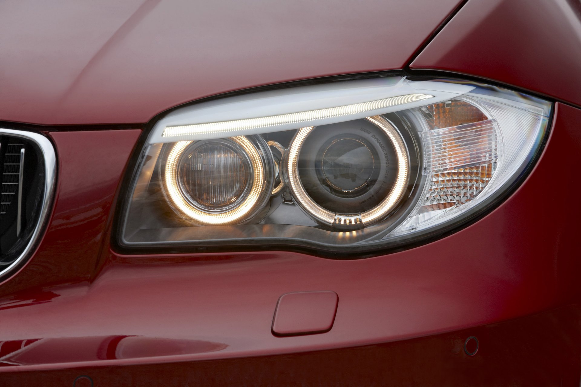 bmw coupé phares puissance rouge gros plan