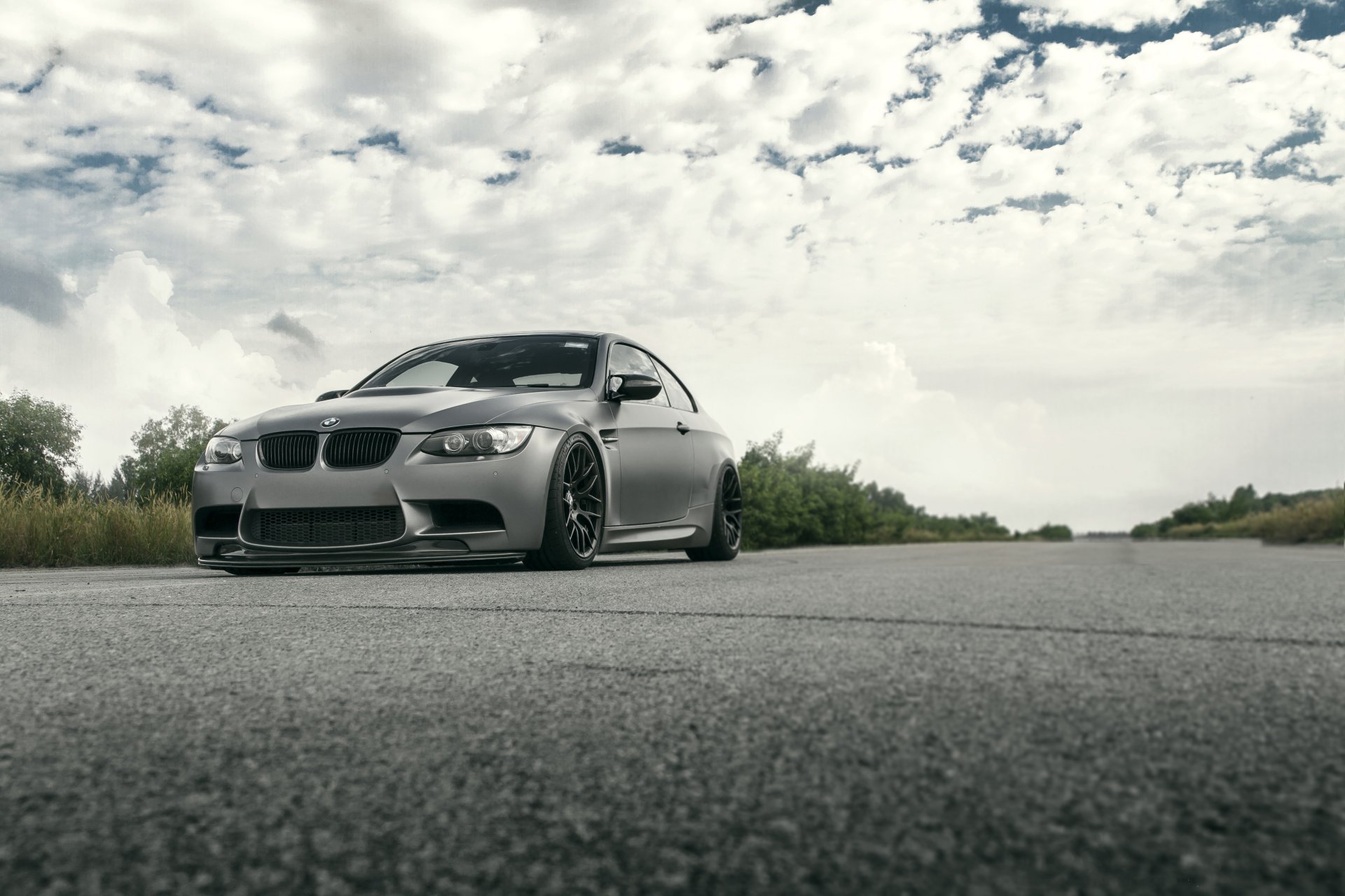 bmw m3 e92 gris carretera arbustos cielo nubes