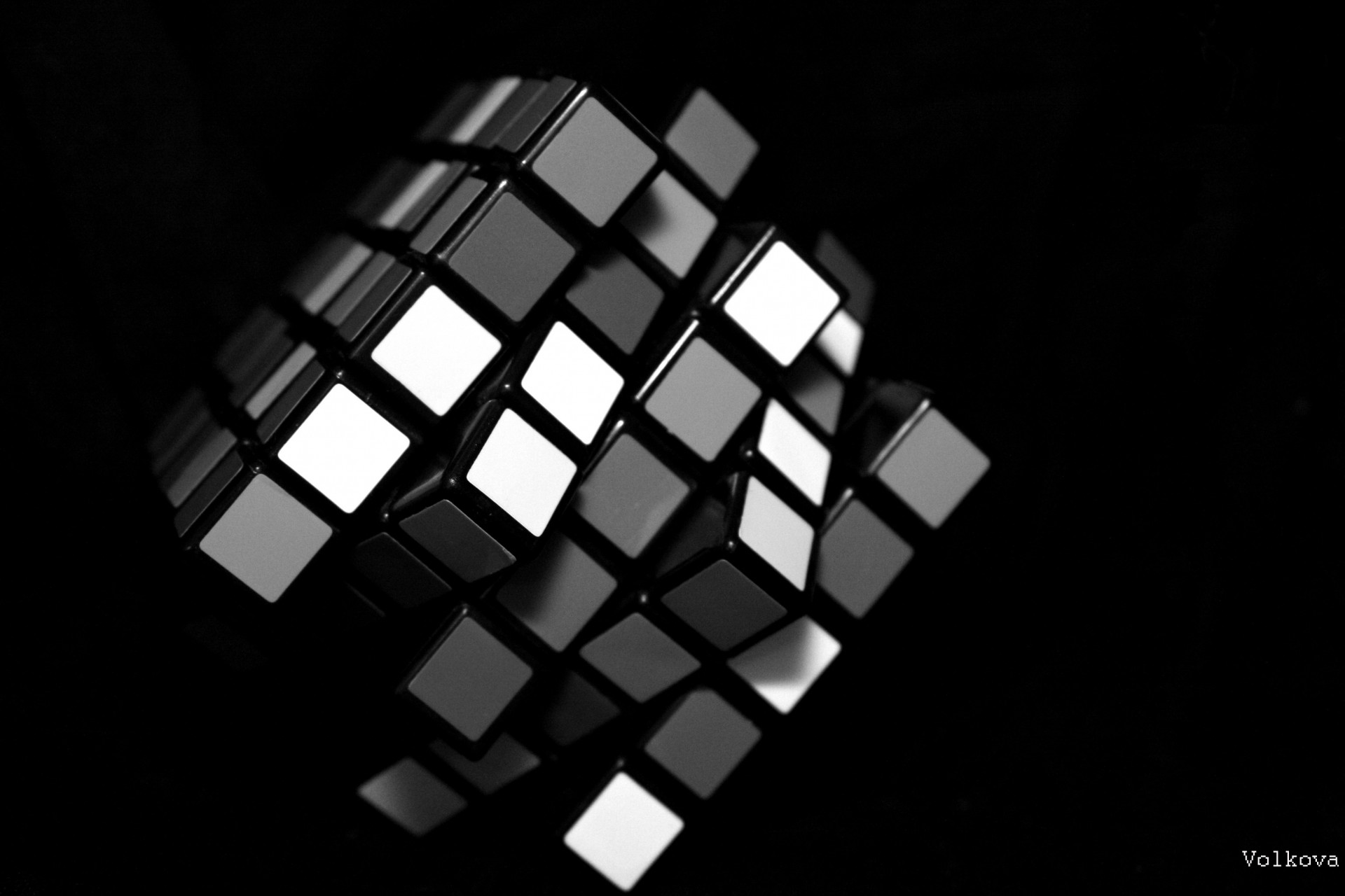 cubo de rubik negro blanco