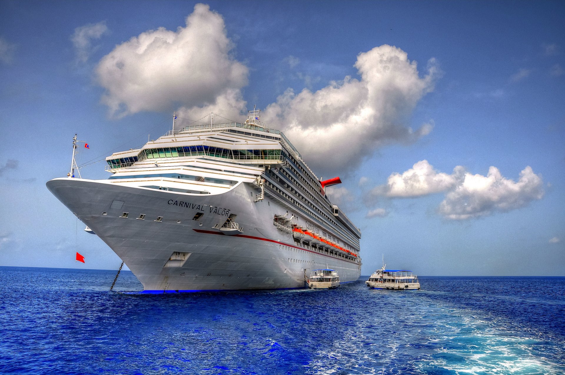 navire paquebot ciel nuages mer croisière