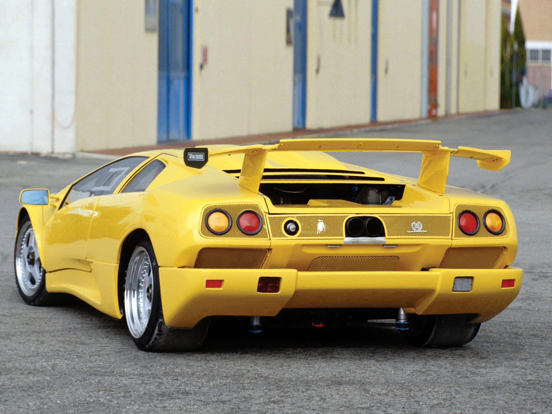 lamborghini diablo vue arrière lambo jaune bâtiment spoiler