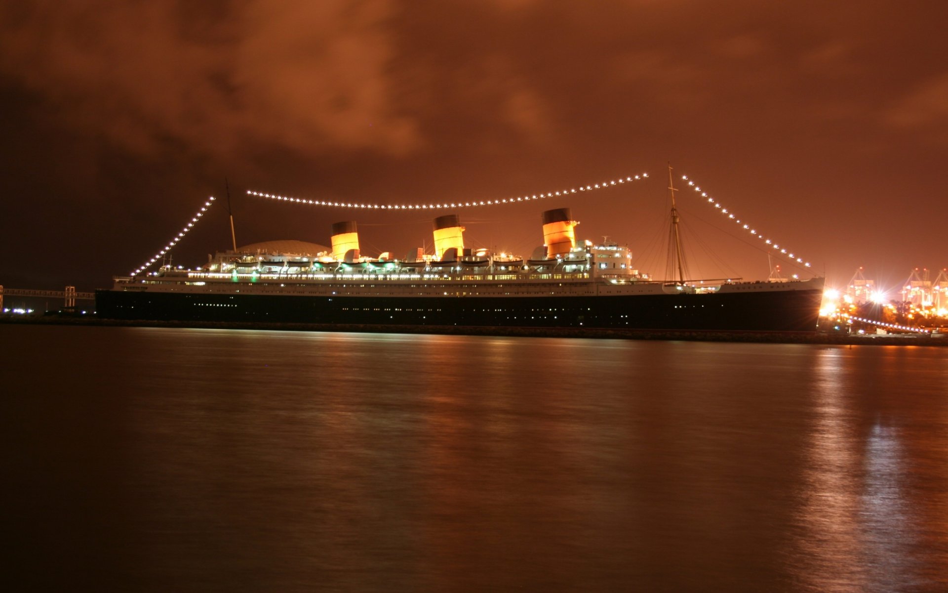 queen mary 2 statek wycieczkowy wieczorem port