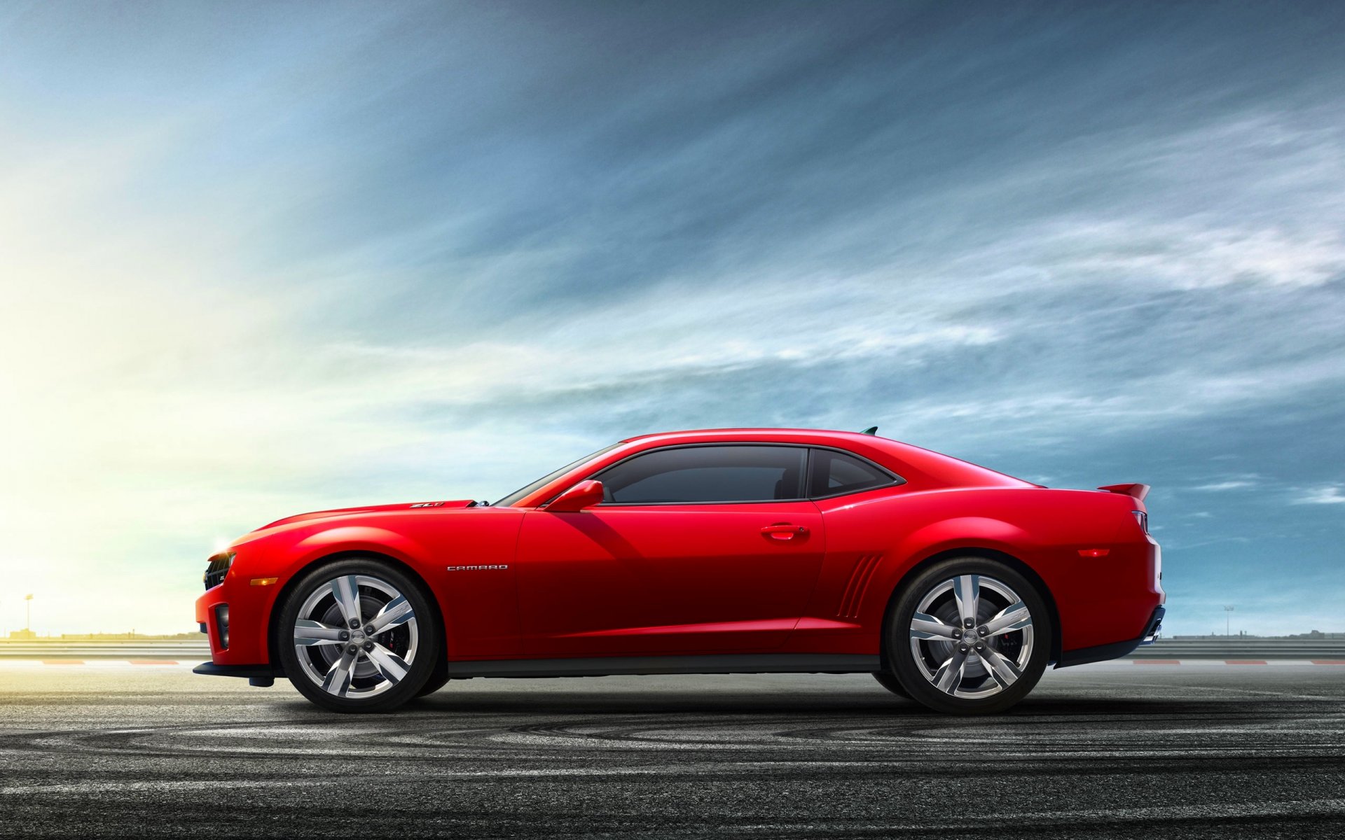 chevrolet camaro vue latérale rouge ciel chevrolet roues asphalte coupé