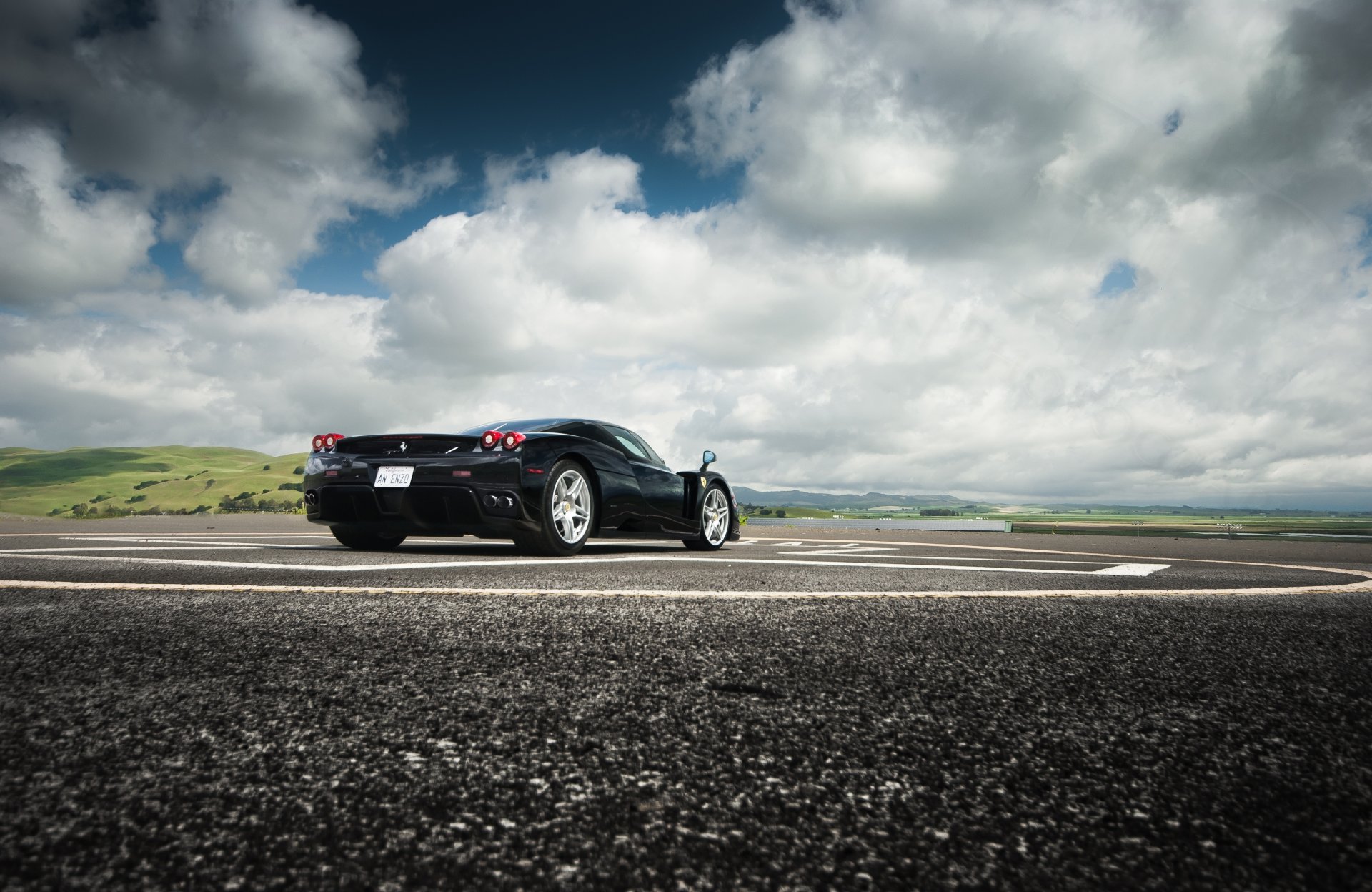 ferrari enzo noir ferrari ciel nuages collines