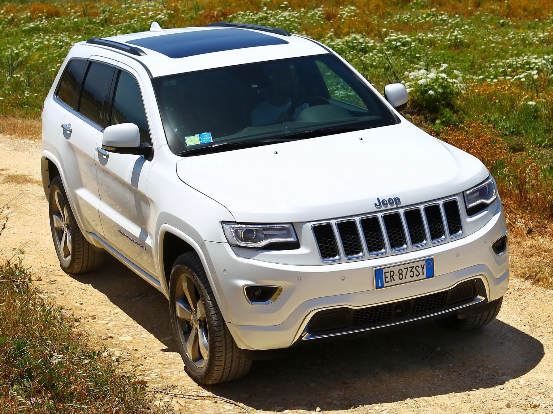 jeep grand cherokee overland anteriore auto bianco