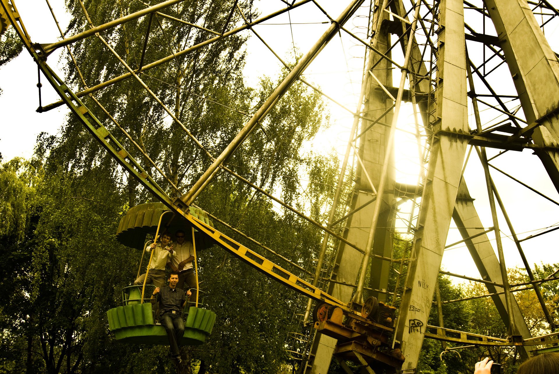 fondo amarillo árboles naturaleza carrusel parque ciudad lutsk chicos