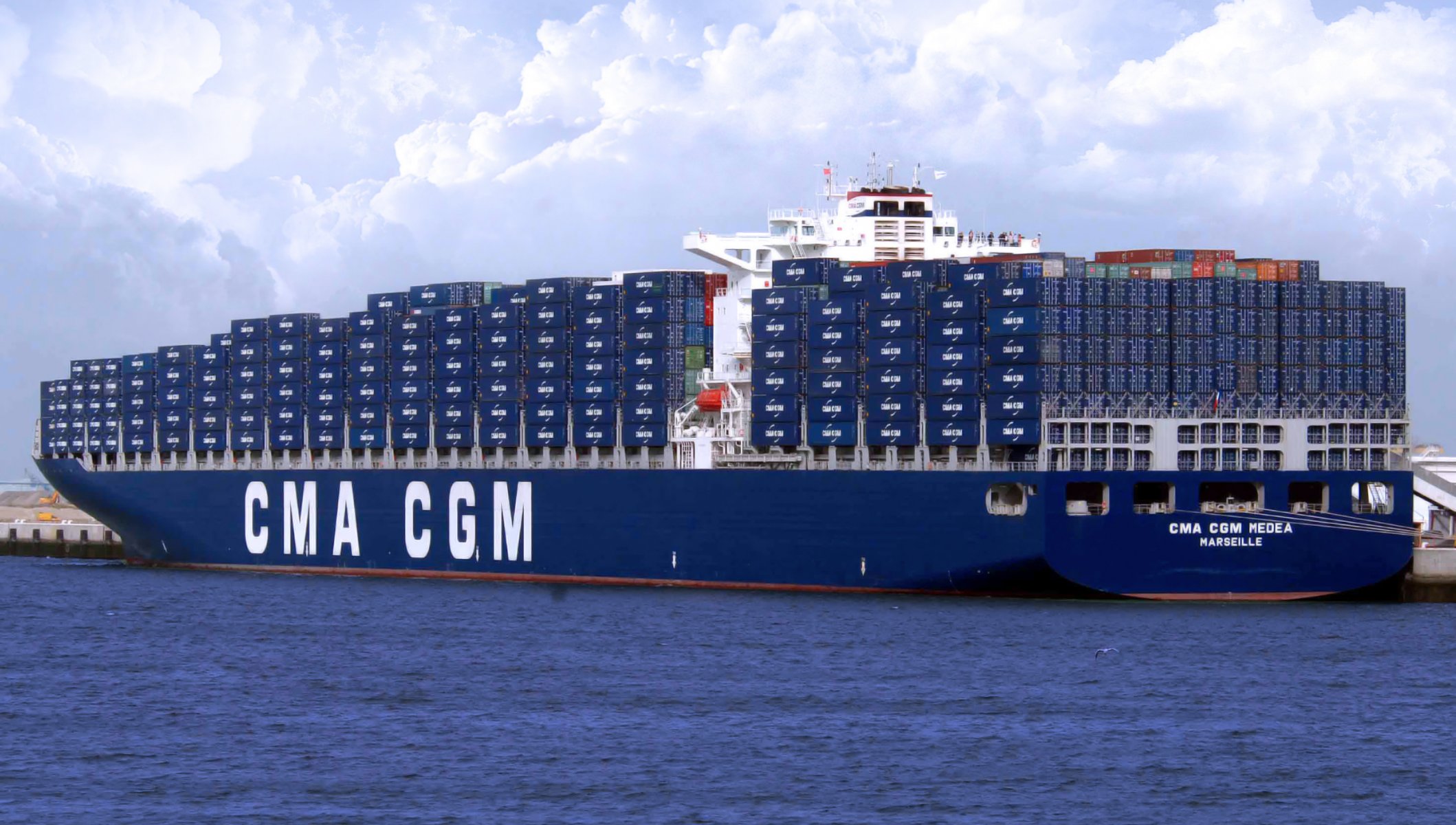 cma cgm medea schiff containerschiff liegeplatz meer fracht bord blau wolken